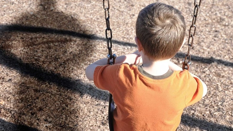 Сахалинцы следят за мужчиной в 9-м микрорайоне. Его подозревают в хищении детей