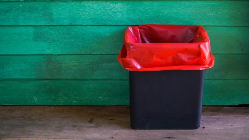 Мужчина получил три года за избиение знакомого мусорной урной в Охе