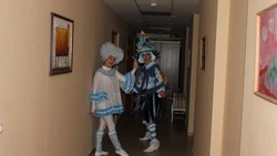 На Сахалине особенных детей с Новым годом поздравил «Снеговичок»