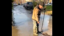 В Южно-Сахалинске после жалоб жителей очистили забившуюся ливневку