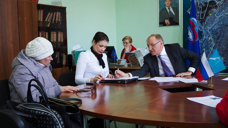 Жители Корсакова обсудили с председателем облдумы свои проблемы