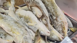 Рыбу по цене от 65 рублей за килограмм привезли в Смирныховский район 10 февраля