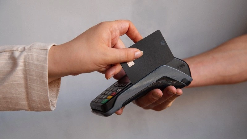 Полиция установила личность подозреваемой в краже 250 тысяч рублей в Поронайске 