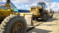 В Южно-Сахалинске приступили к выравниванию грунтовых дорог и подъездов к СНТ