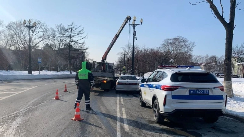 Трех водителей, которые неправильно припарковались, оштрафовали на Сахалине и Курилах 26 февраля