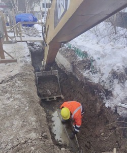 Повреждение водопровода оставило без воды жителей верхних этажей дома в Южно-Сахалинске