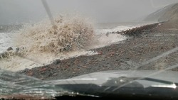 «Волна достигает скал»: дорога на севере Сахалина уходит в море 