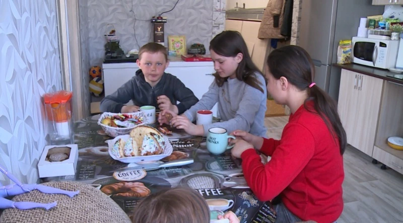 Семье из поселка Новиково предприниматель купил бытовую технику