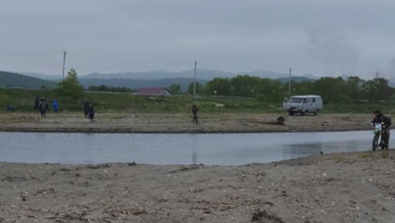 «Просто ходим, на речку смотрим»: инспекторы испортили сахалинцам рыбалку