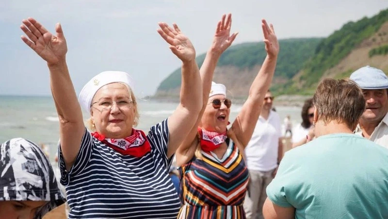 Жители Корсакова отметили День рыбака на берегу моря