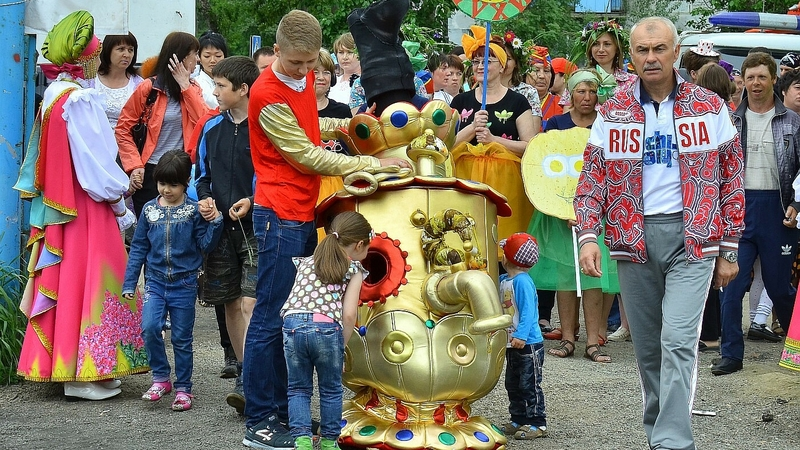 300 литров выпили углегорцы на празднике русского чая