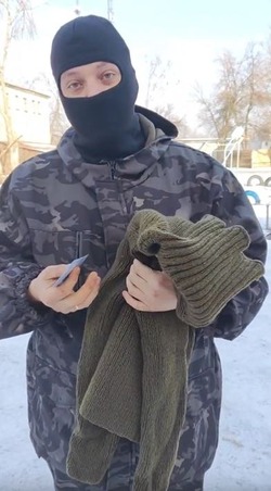 Семья из Шахтерска подарила свитер бойцу СВО 