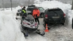 Пожилой пассажир снегохода получил травмы от столкновения с универсалом в Долинском районе