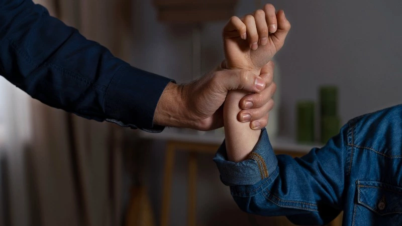 «Оторвал капюшон и ударил»: в Южно-Сахалинске мужчина напал на несовершеннолетнюю