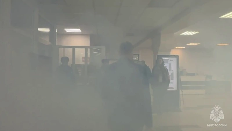 Дым повалил из библиотеки в Южно-Сахалинске: на месте работали 40 человек