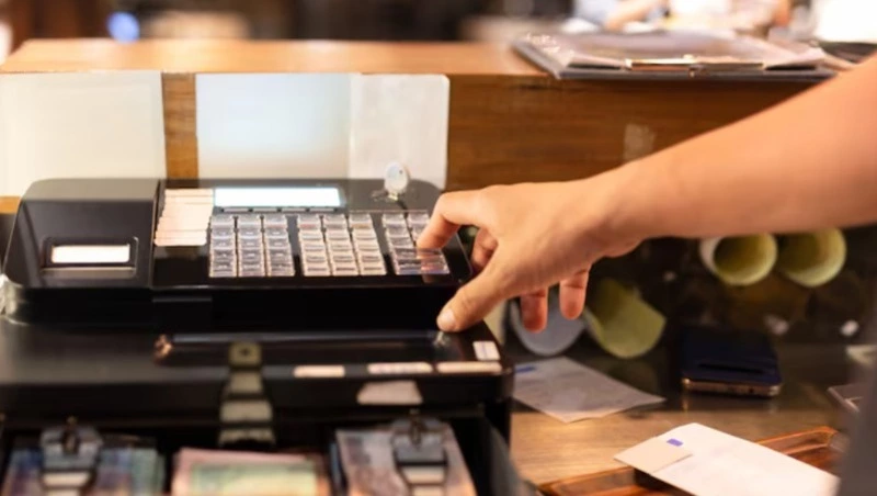 Жительницу Южно-Сахалинска подозревают в краже денег из кассы местного кафе