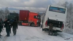 Автобус и грузовик столкнулись на трассе Южно-Сахалинск — Тымовское 5 ноября