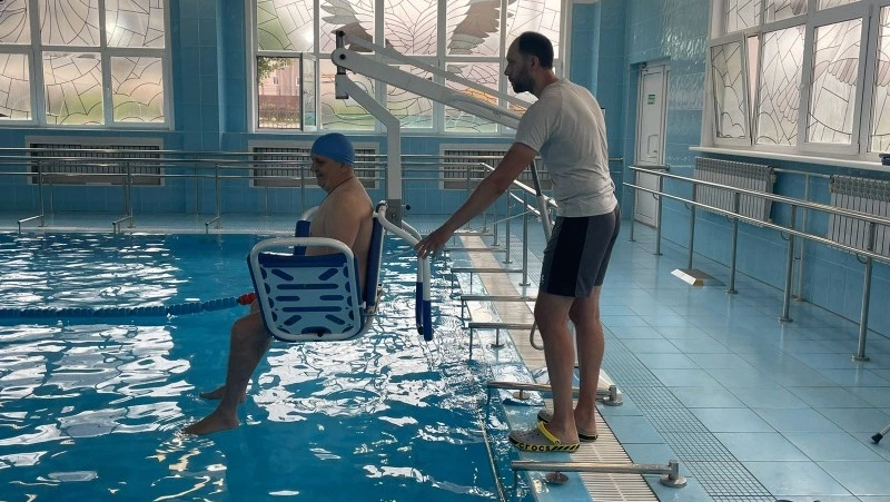 Раненые бойцы СВО восстанавливаются с помощью водных тренировок на Сахалине