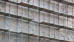 Строитель из Новотроицкого предстанет перед судом за кражу строительных лесов