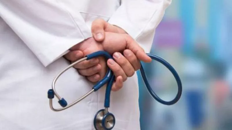 Жителей Южно-Курильска встревожило увольнение врача в местной больнице