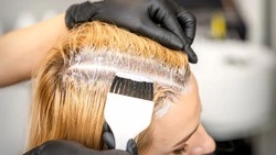 Лунный календарь окрашивания волос на декабрь 2024: в какие дни стоит идти в парикмахерскую