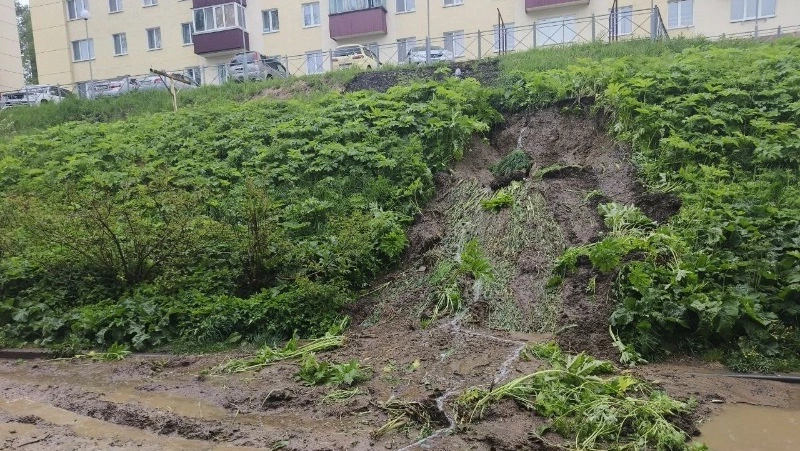 Никто не пострадал: грязевой сель сошел во дворе жилого дома в Корсакове 