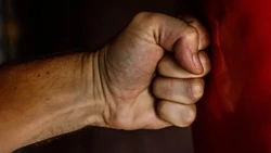 Ревнивый мужчина сбросил со второго этажа сожителя своей бывшей на Сахалине