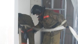 Пожарные потушили мусор в подвале пятиэтажного дома в Охе ночью 30 января 