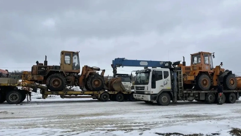Дополнительная спецтехника прибыла в Оху для помощи в расчистке дворов и улиц