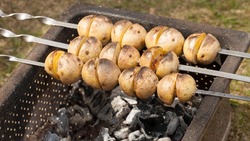 Вместо шашлыка: оригинальный рецепт картофеля на мангале