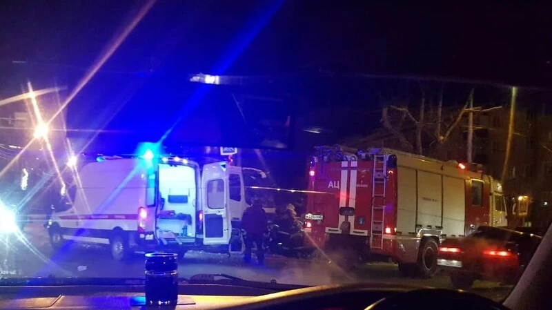 В Южно-Сахалинске легковушка разбилась об грузовик со снегом