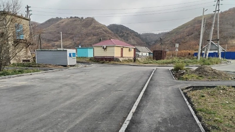 Ремонт дворов в Холмском районе завершили на 2 года раньше по поручению губернатора