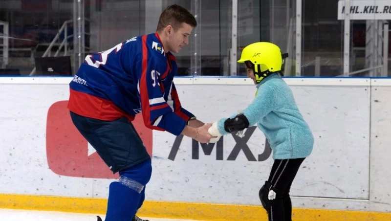 Жителей Сахалина пригласили на сеанс катания на льду с «Сахалинскими Акулами»