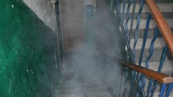 Жильцы многоэтажки в Охе эвакуировались из квартир из-за вспыхнувшей морозилки 22 апреля