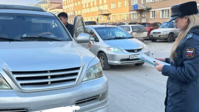 Житель Сахалина получил штраф за попытку спрятать арестованный Land Cruiser