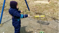 Высокие качели, на которые не могут забраться дети, проверит мэрия Южно-Сахалинска