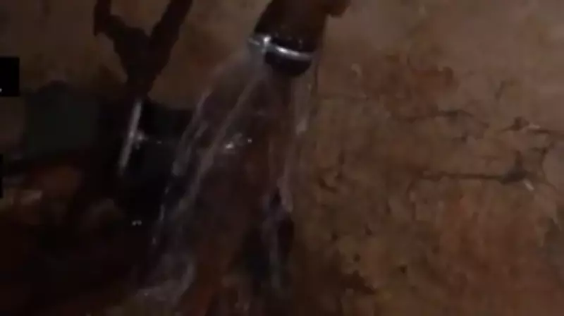 Двое суток льется вода из дырявой трубы в многоэтажке Южно-Сахалинска. «У сварщика выходной»