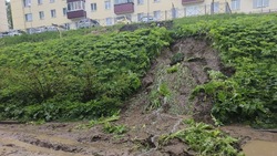 Никто не пострадал: грязевой сель сошел во дворе жилого дома в Корсакове 