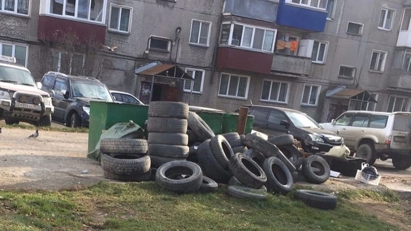Шиномонтажка в Южно-Сахалинске забросала жилой двор горой покрышек