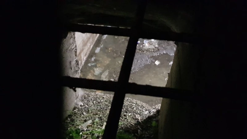 Жильцы многоэтажки в Южно-Сахалинске полгода терпят наводнение в подвале