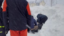 Труп мужчины нашли в заметенной снегом машине на Сахалине