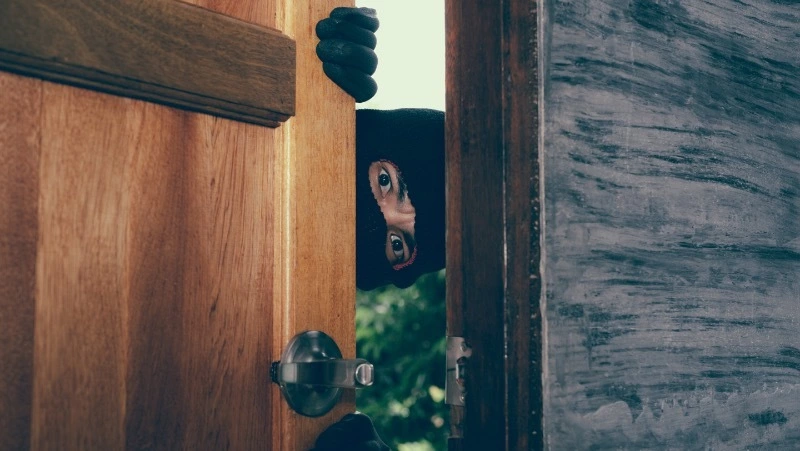 Житель Охи познакомился с пенсионером и обчистил его квартиру, пока тот спал