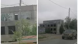 Дети рискуют жизнью, играя в заброшенном доме в Корсакове