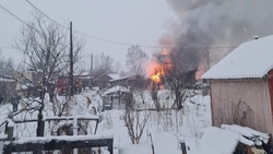 Большой дачный дом загорелся в Южно-Сахалинске 5 декабря