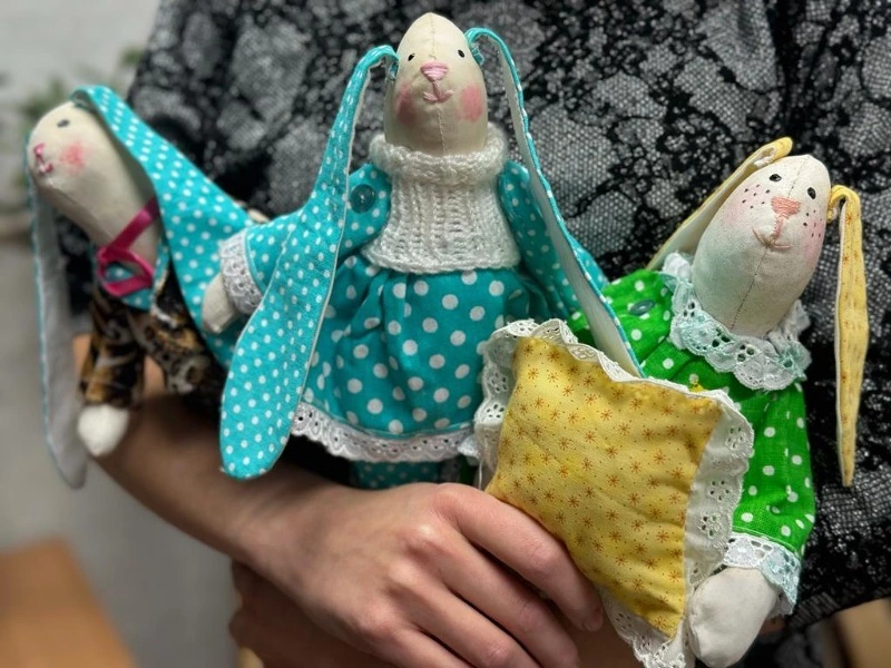 Юные подопечные реабилитационных центров Сахалина собрали посылки для бойцов СВО