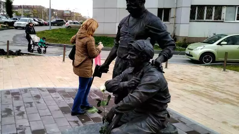 Сахалинские вандалы обезоружили бронзового Петруху