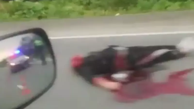 В Корсаковском районе сбили мужчину и оставили лежать в луже крови на дороге