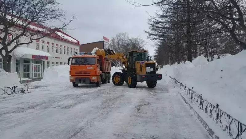 Спецтехника для расчистки снега прибудет в Охинский район 12 апреля 