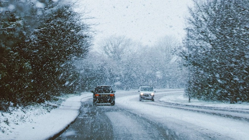 Мощный снегопад с метелью накроет три района Сахалинской области