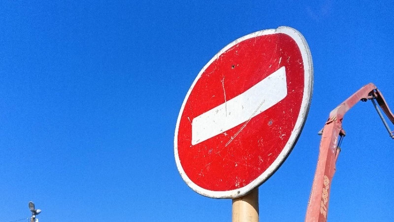 В Охинском районе ограничили движение транспорта на нескольких маршрутах